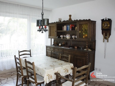 Makarska, vila s apartmanima i velikom okućnicom